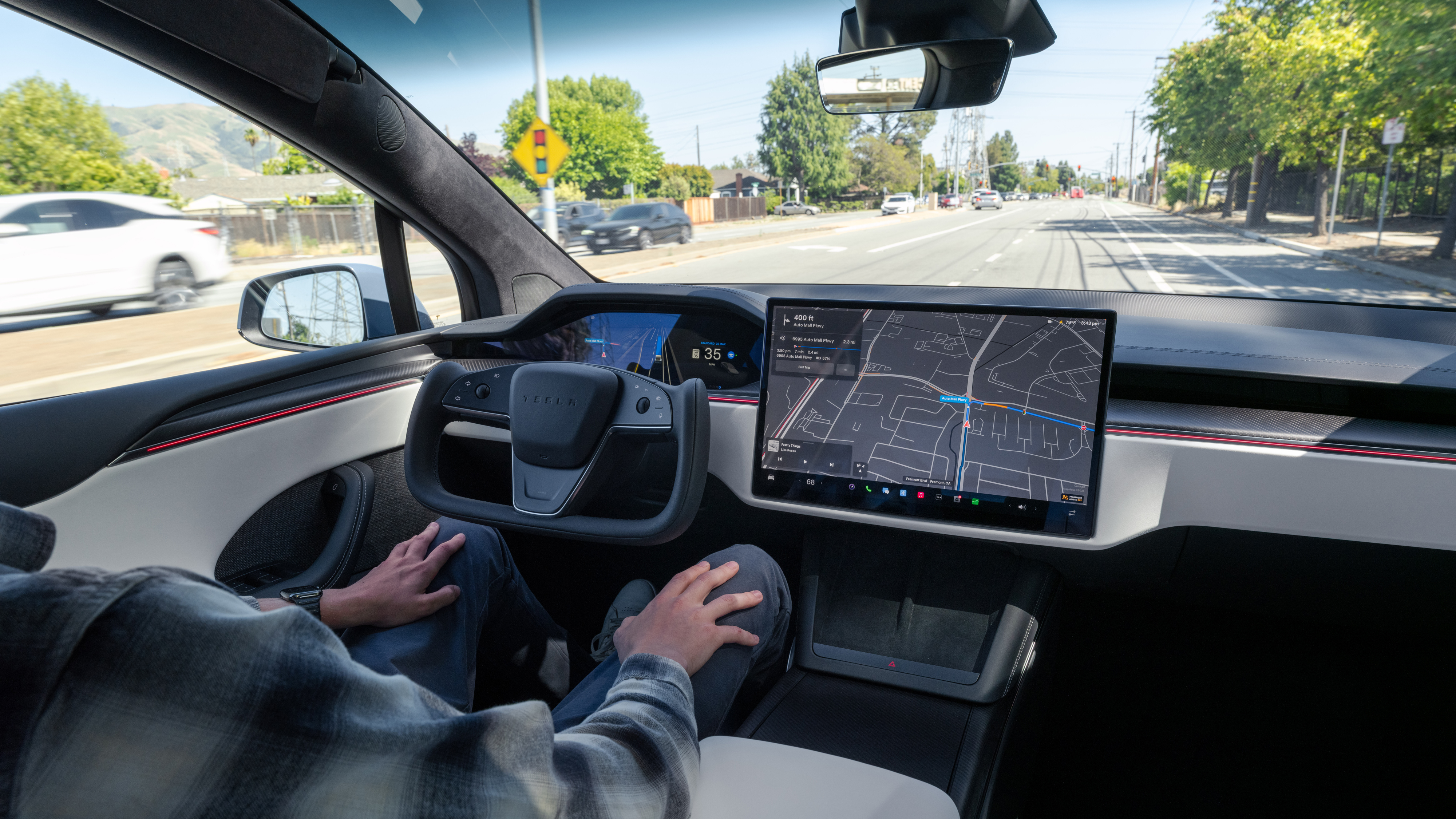 Tesla Model X - View 6